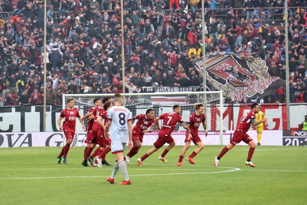 Reggina-Crotone esultanza gol Montalto Curva Sud tifosi Granillo