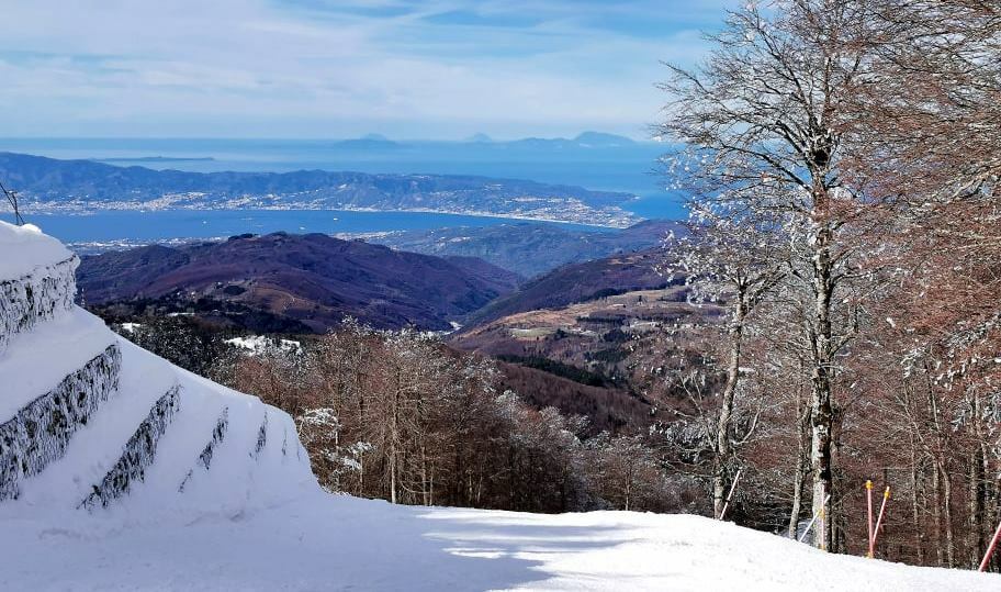 gambarie panorama innevato stretto di messina e isole eolie