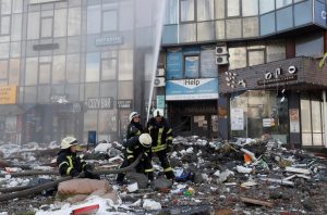 missile russo contro palazzo a kiev