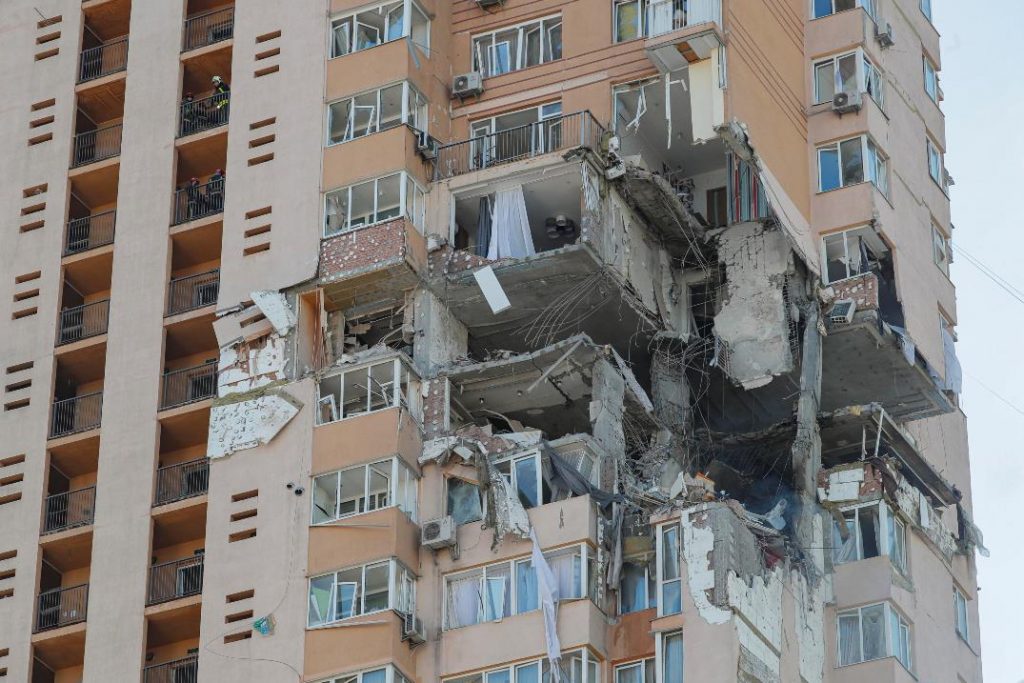 missile russo contro palazzo a kiev