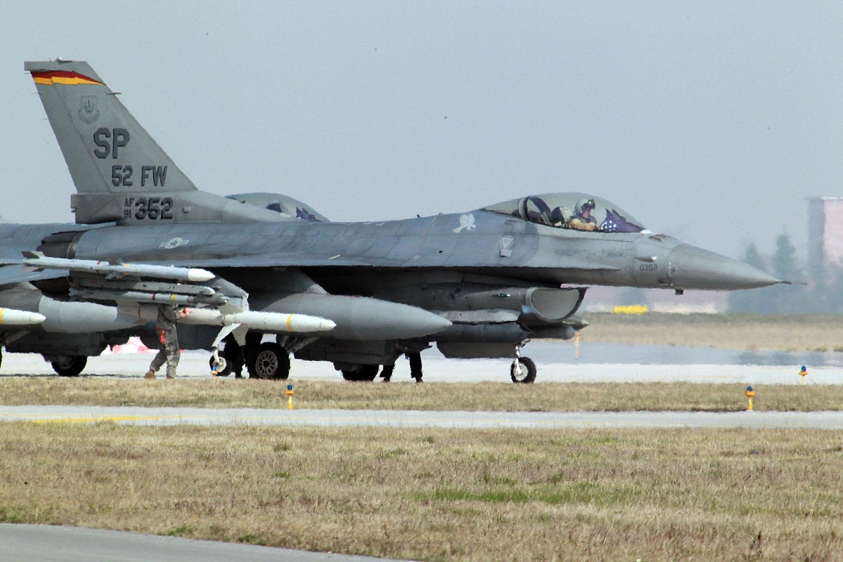 LIBIA: BASE AVIANO APERTA A GIORNALISTI PER DUE ORE