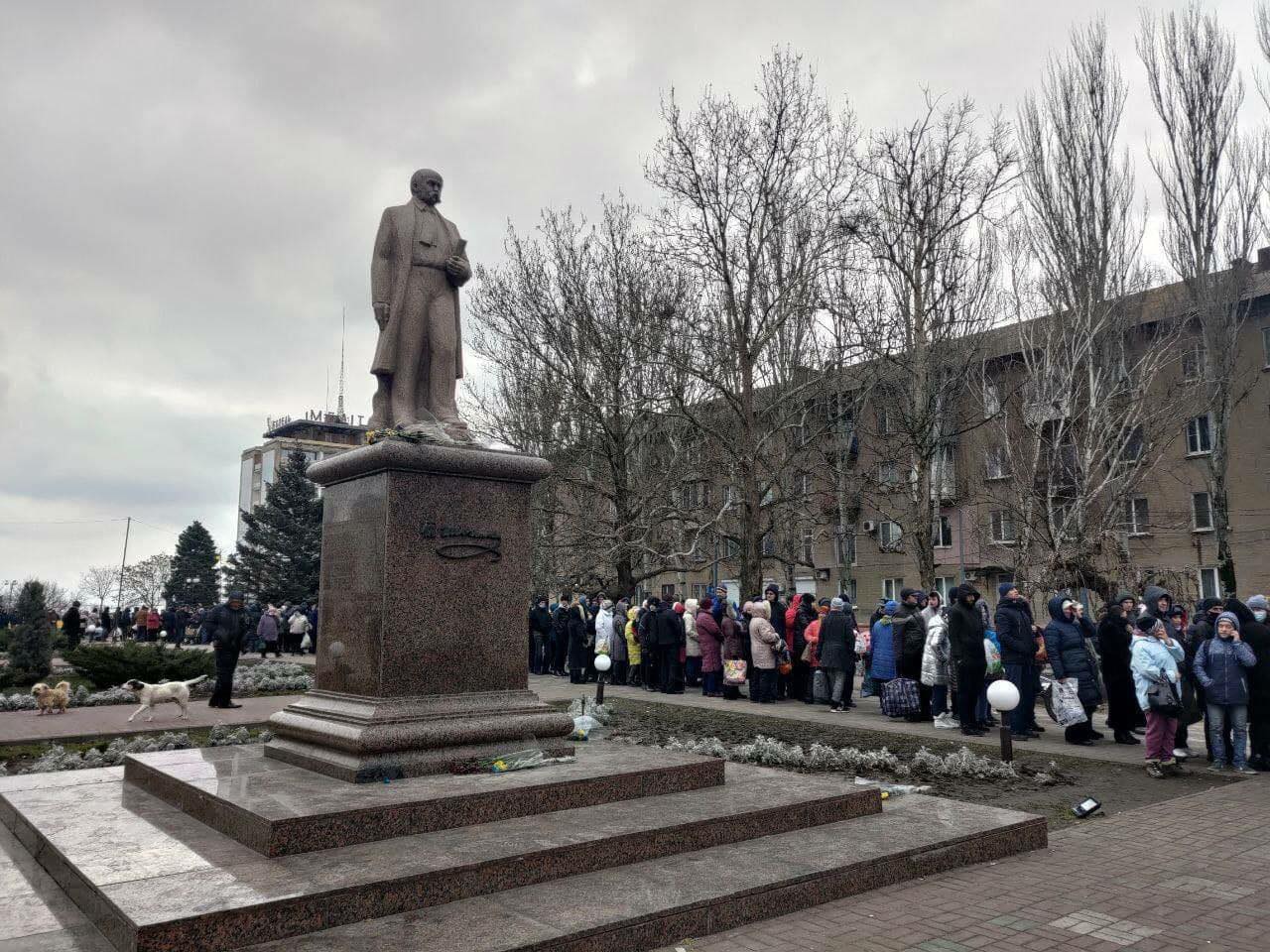 Soldati russi forniscono aiuti e cibo agli ucraini a Melitopol (2)