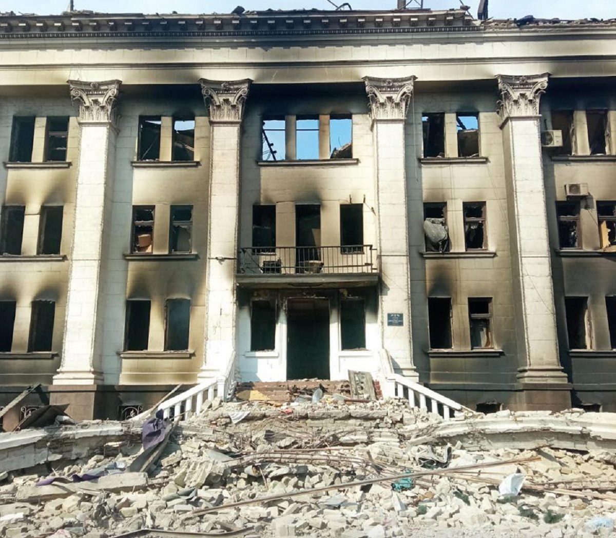 Raid sul teatro, ‘130 riemersi vivi dalle macerie’