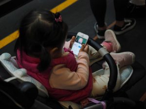 bambina con cellulare
