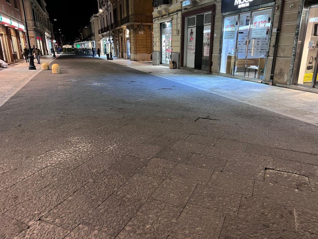 corso garibaldi reggio calabria nuova pavimentazione rotta 10 marzo 2022