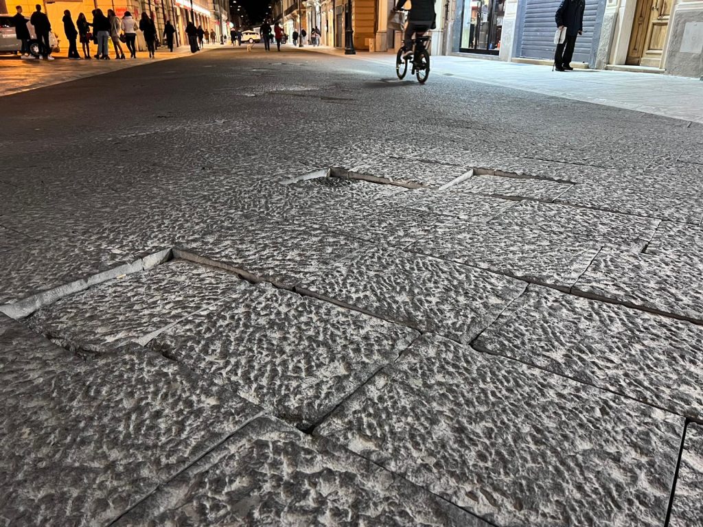 corso garibaldi reggio calabria nuova pavimentazione rotta 10 marzo 2022
