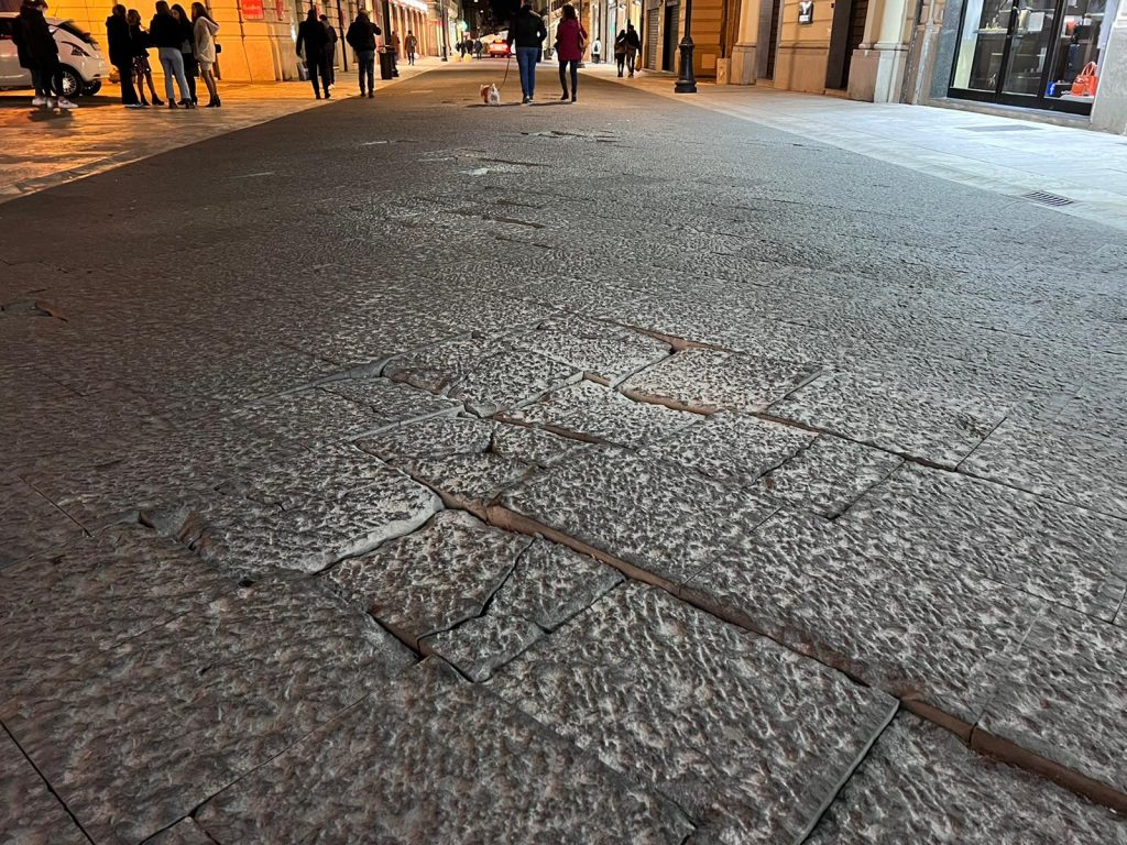 corso garibaldi reggio calabria nuova pavimentazione rotta 10 marzo 2022