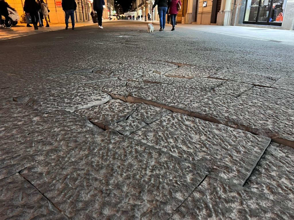 corso garibaldi reggio calabria nuova pavimentazione rotta 10 marzo 2022