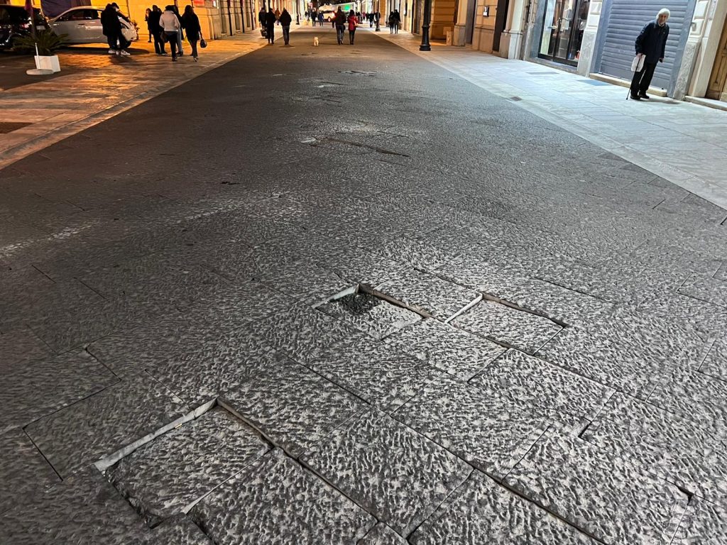 corso garibaldi reggio calabria nuova pavimentazione rotta 10 marzo 2022
