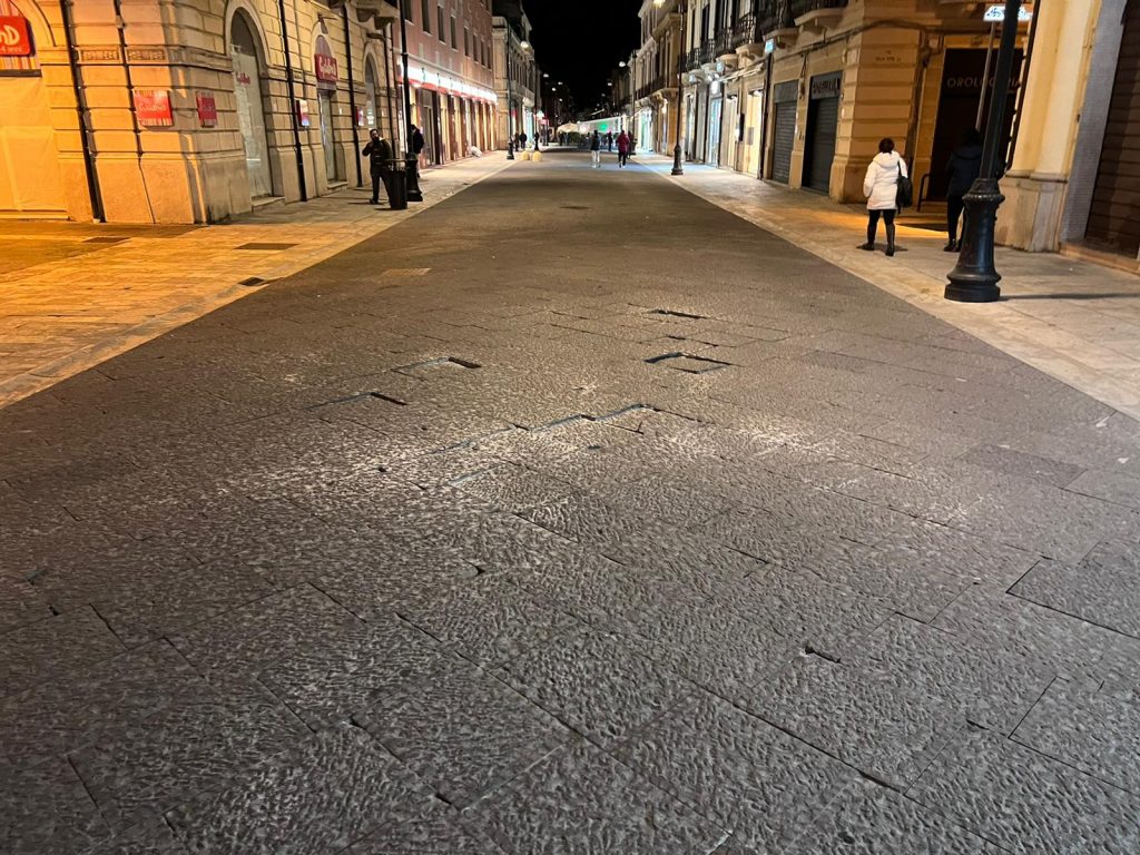 corso garibaldi reggio calabria nuova pavimentazione rotta 10 marzo 2022