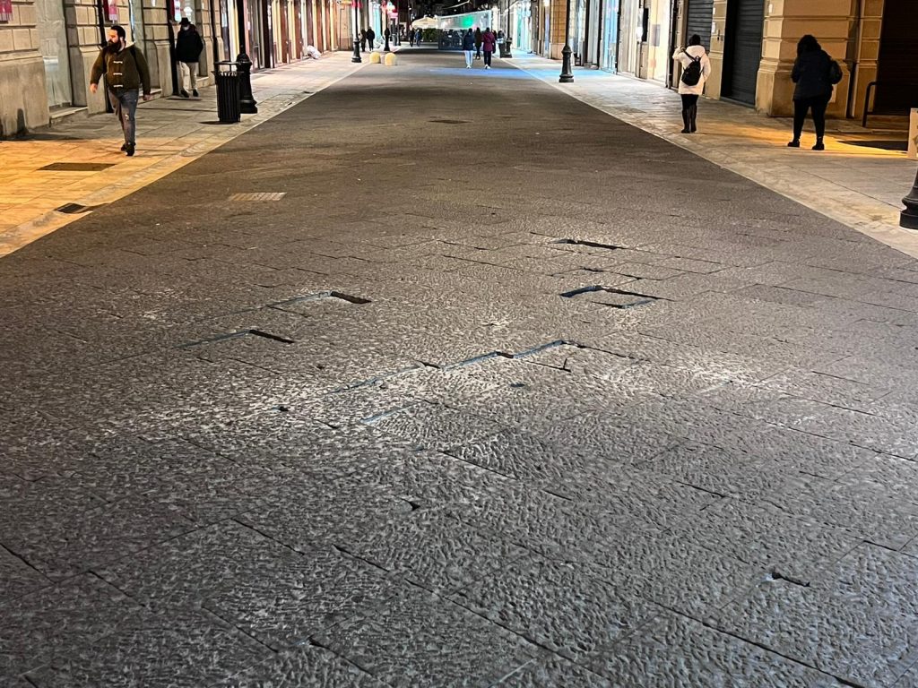 corso garibaldi reggio calabria nuova pavimentazione rotta 10 marzo 2022
