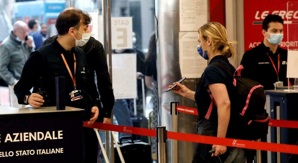 Controlli stazione centrale e green pass passeggeri