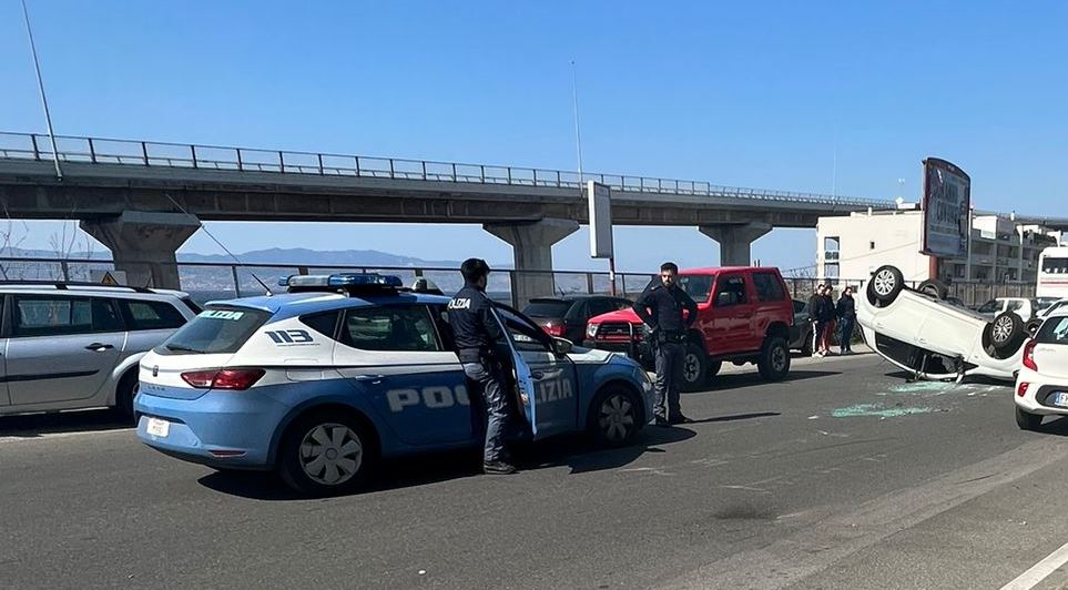 incidente auto ribaltata via nazionale pentimele