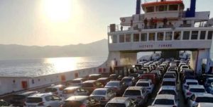 passeggeri traghetto stretto di messina