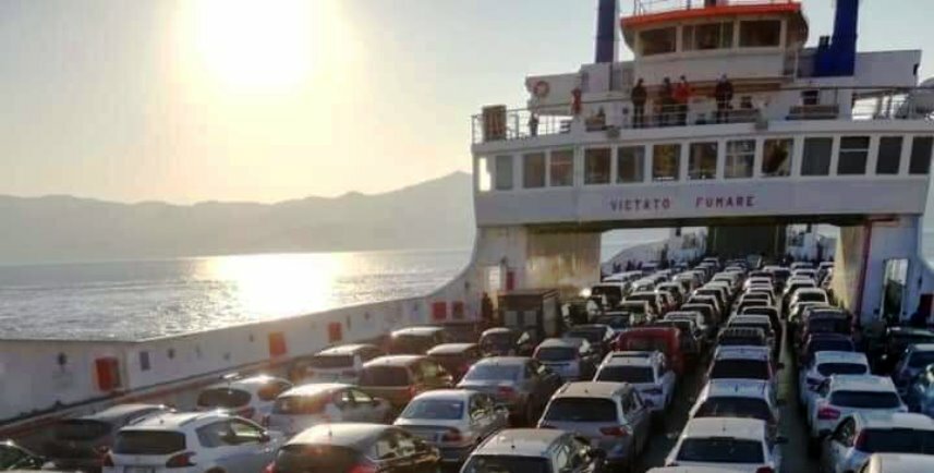 passeggeri traghetto stretto di messina
