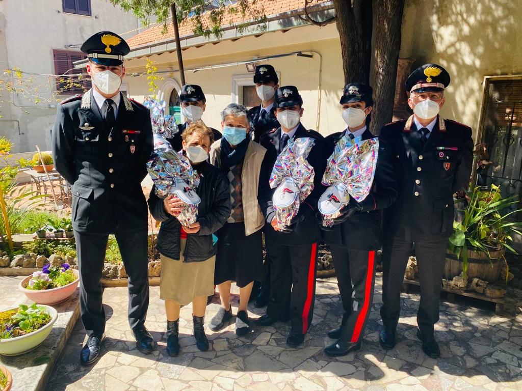 Allievi Carabinieri donano uova a bimbi malati e bisognosi