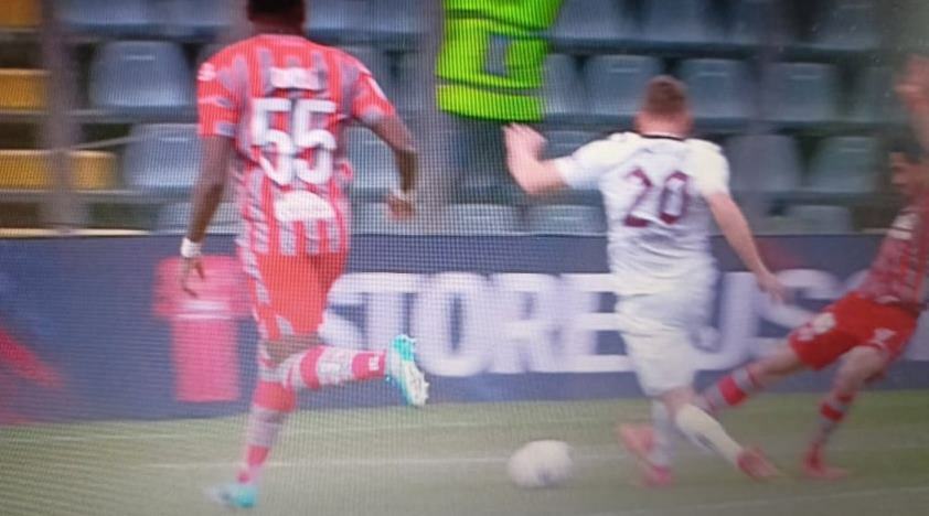 Cremonese-Reggina fallo rigore su Kupisz