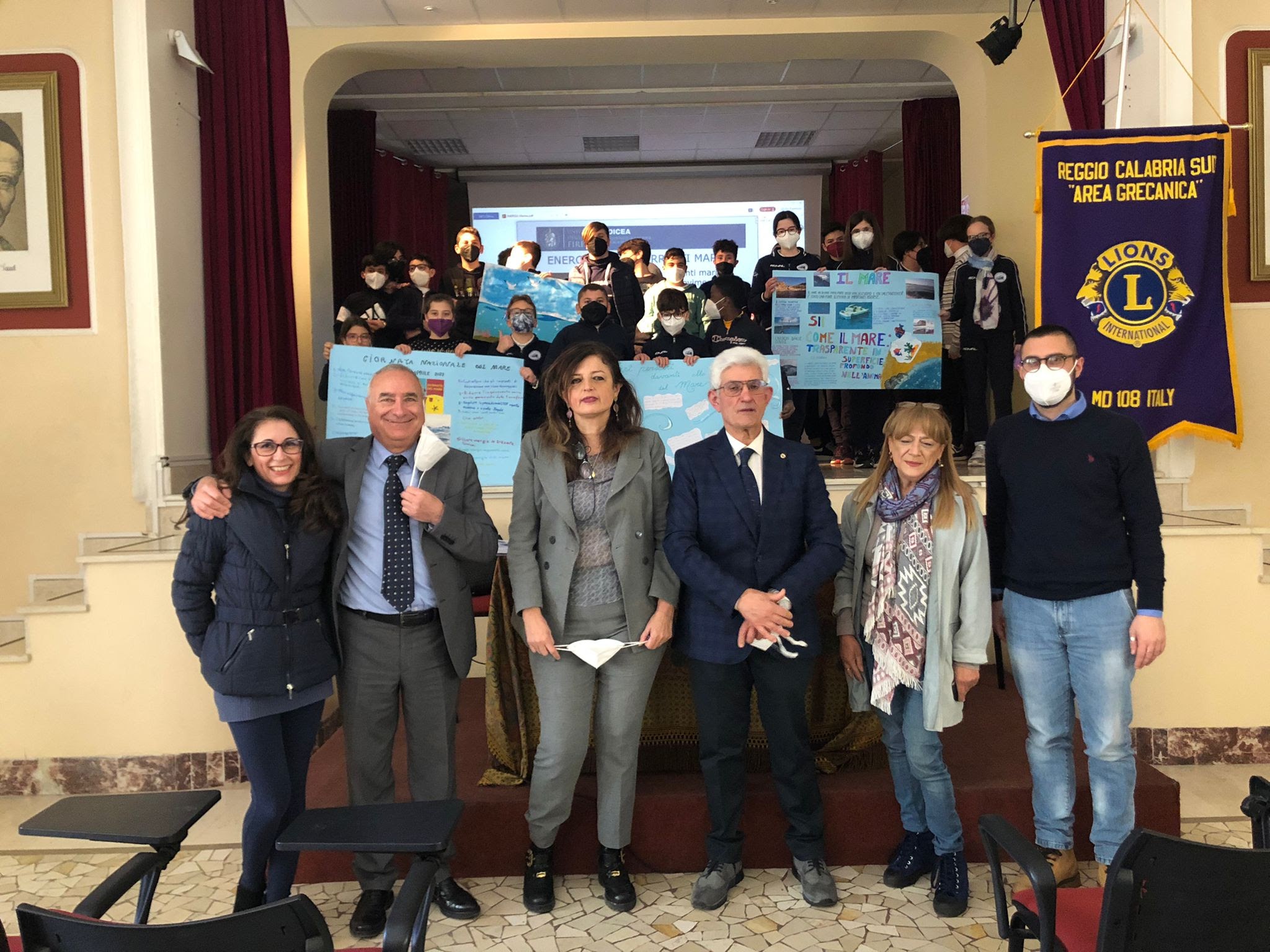 Maria Minniti, Franco Barillà,Eliana Carbone, Giovanni Cuzzocrea,Lilli Punturi,Daniele Laguteta e dietro gli alunni della primaria di secondo grado