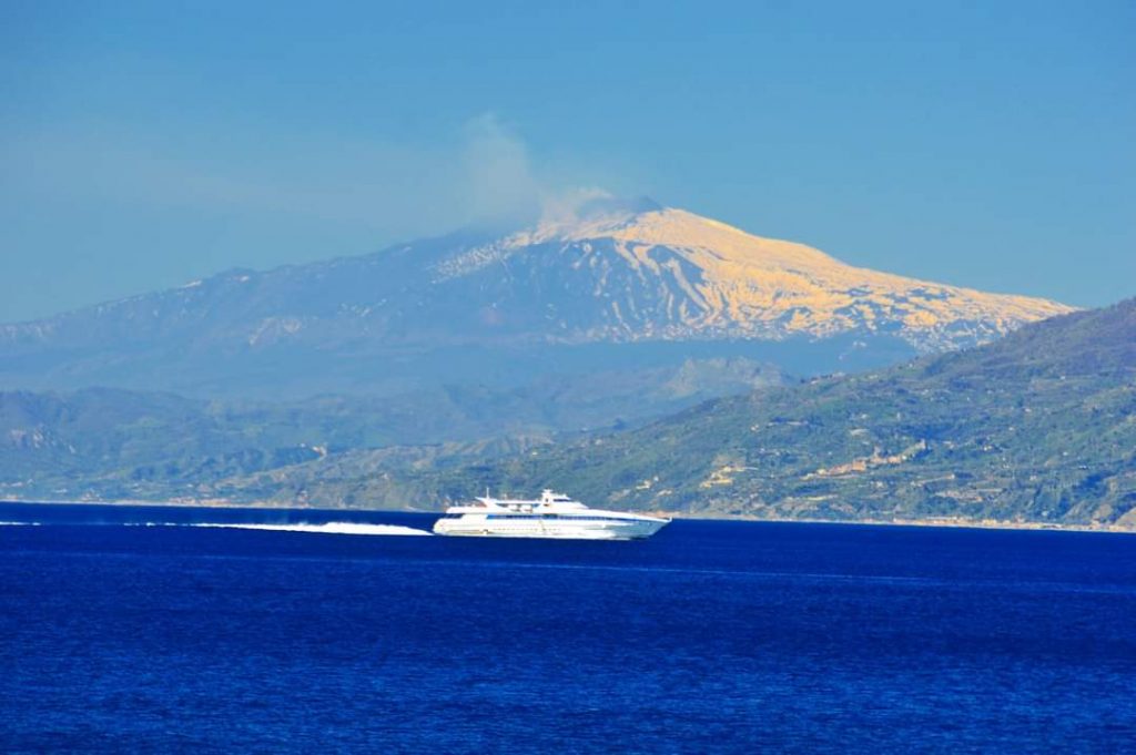 spiaggia gallico giornata di sole in riva allo stretto