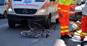 auto investe ciclista