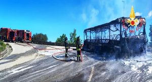 autobus in fiamme