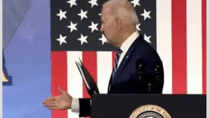 gaffe biden mano