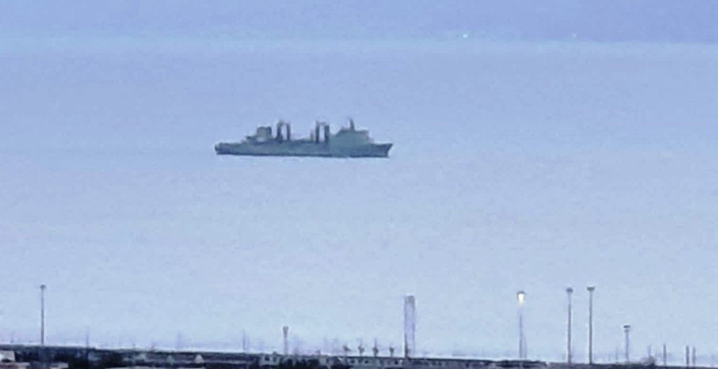 nave da guerra nello stretto