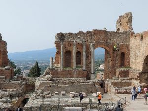 pulizia teatro antico taormina