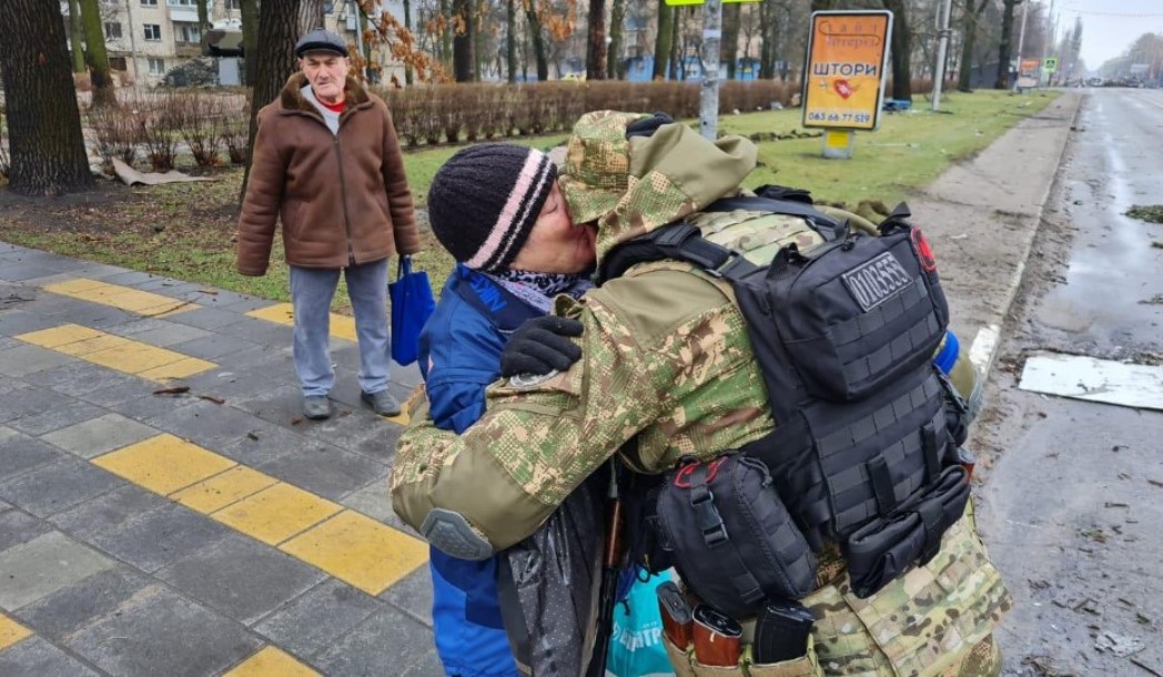 soldato ucraino e donna a bucha
