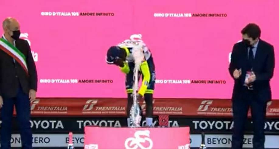 Biniam Girmay tappo champagne nell'occhio