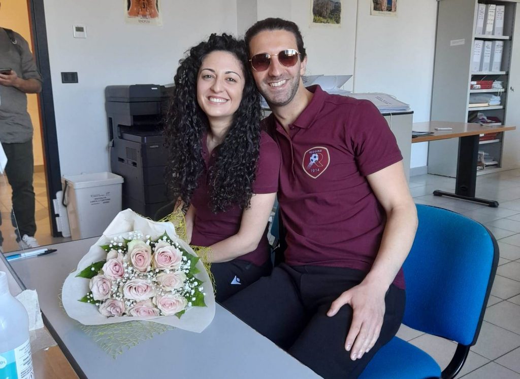 Francesco e Maria promessa di matrimonio maglia Reggina