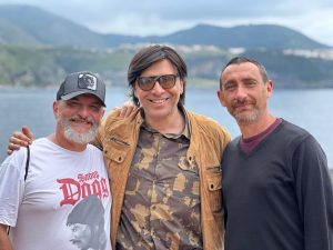 Grande e i Manetti Bros sul set Isola di Dino