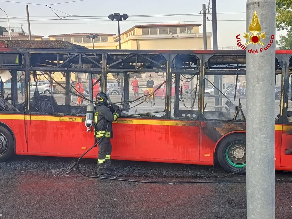autobus in fiamme