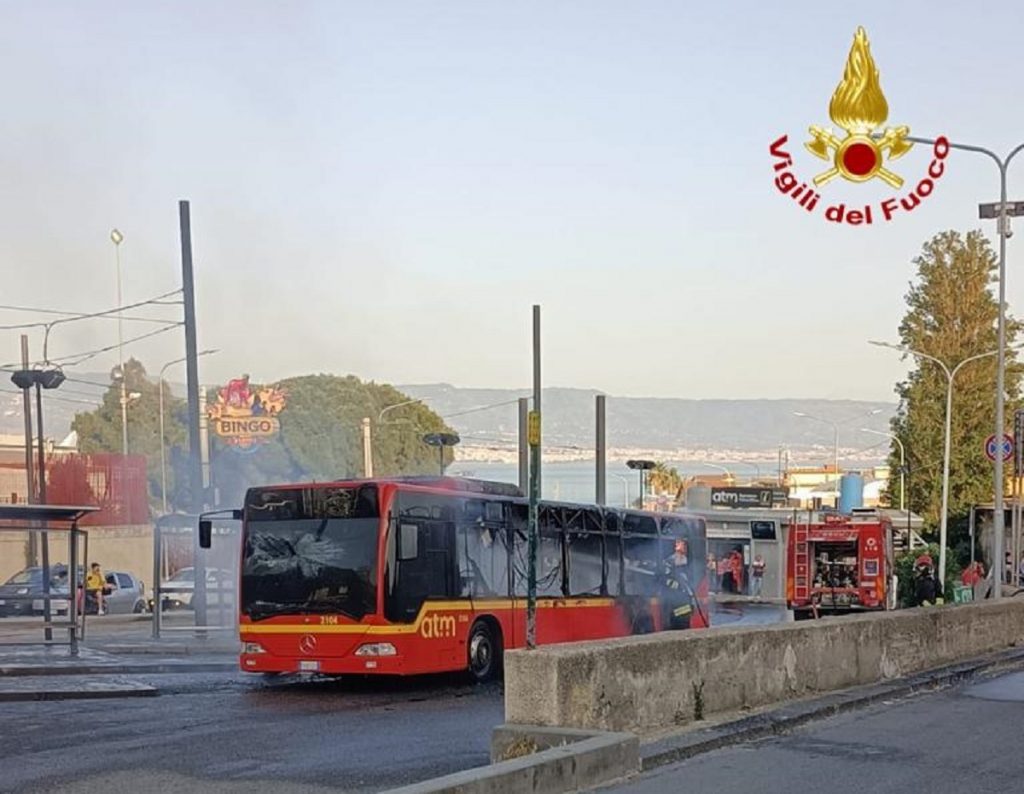 autobus in fiamme