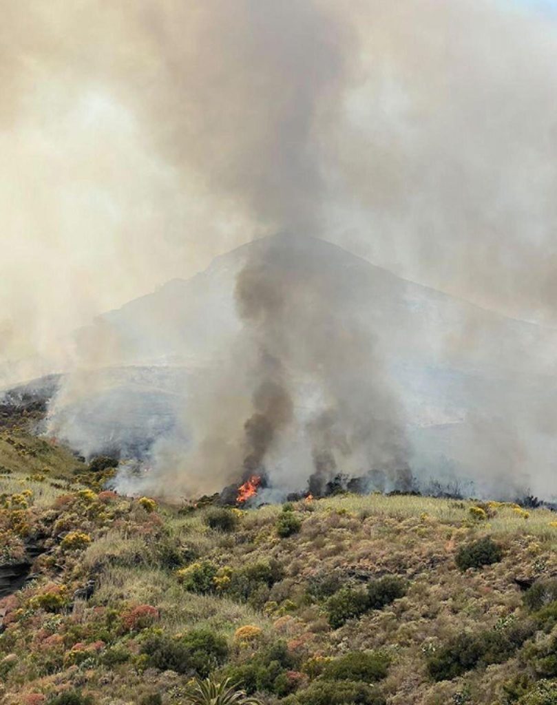 Incendio a Stromboli durante le riprese della fiction su protezione civile