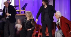 sgarbi mughini rissa maurizio costanzo show