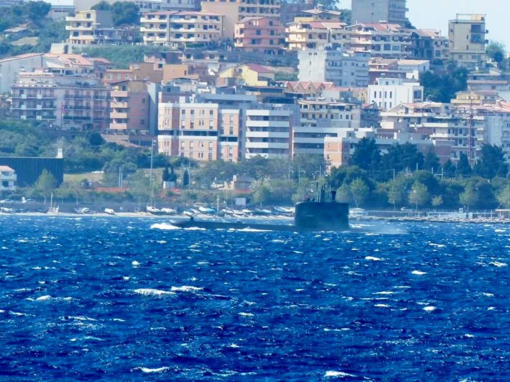 sottomarino nello Stretto di Messina
