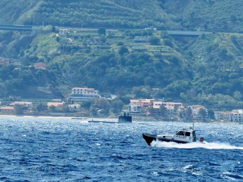 sottomarino nello Stretto di Messina