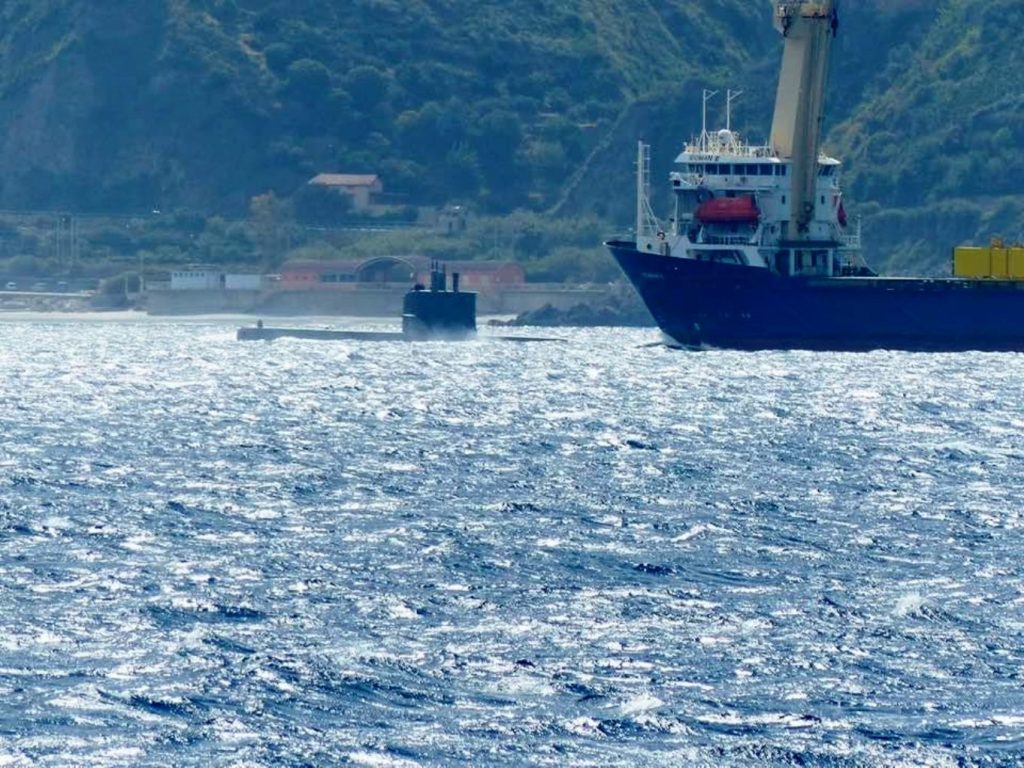 sottomarino nello Stretto di Messina