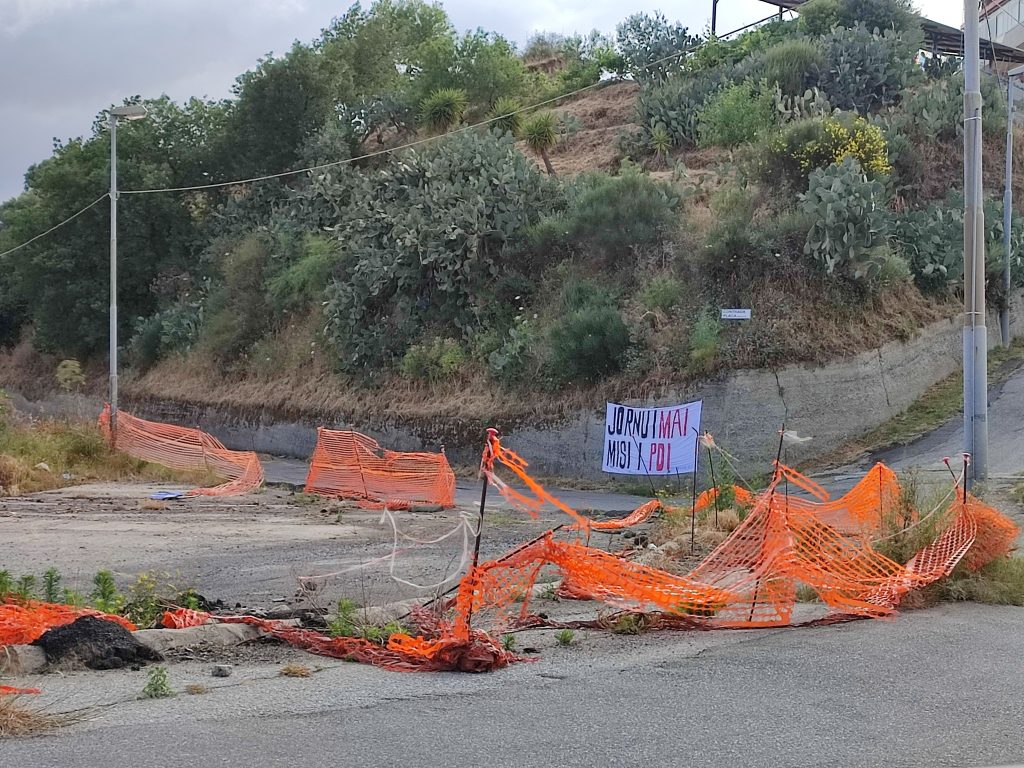 striscione strada mosorrofa