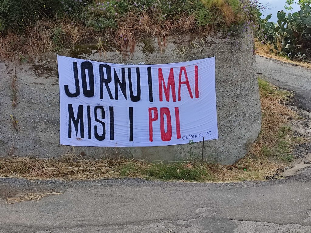 striscione strada mosorrofa