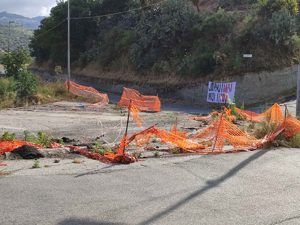 striscione strada mosorrofa