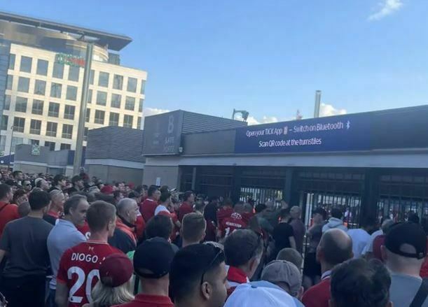 tifosi fuori da stadio finale liverpool real