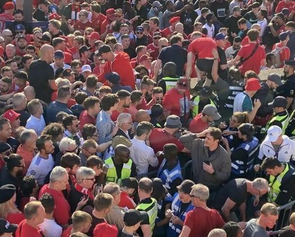 tifosi fuori da stadio finale liverpool real