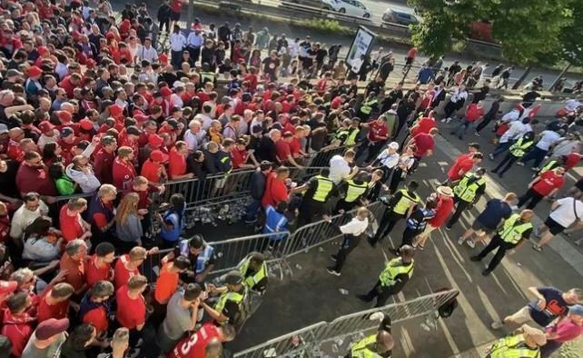 tifosi fuori da stadio finale liverpool real