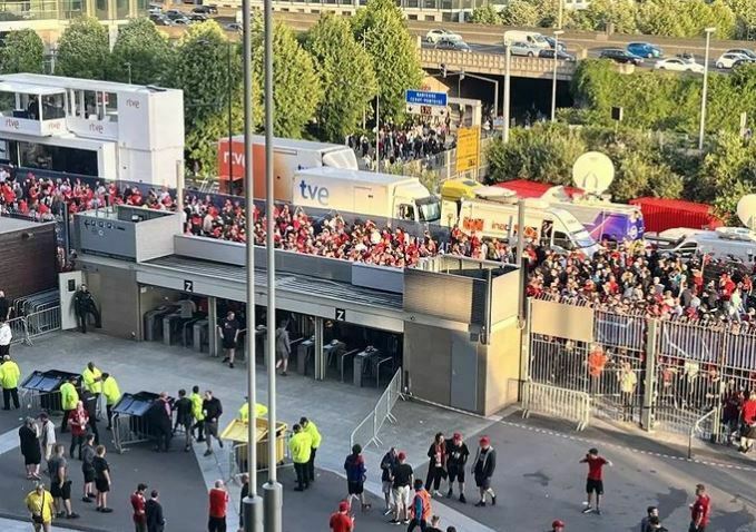 tifosi fuori da stadio finale liverpool real