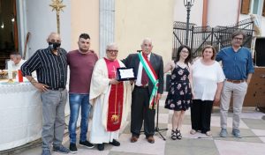 Consegna della targa ricordo da parte dell’Amministrazione Comunale di Fiumara a Don Giuseppe Repaci