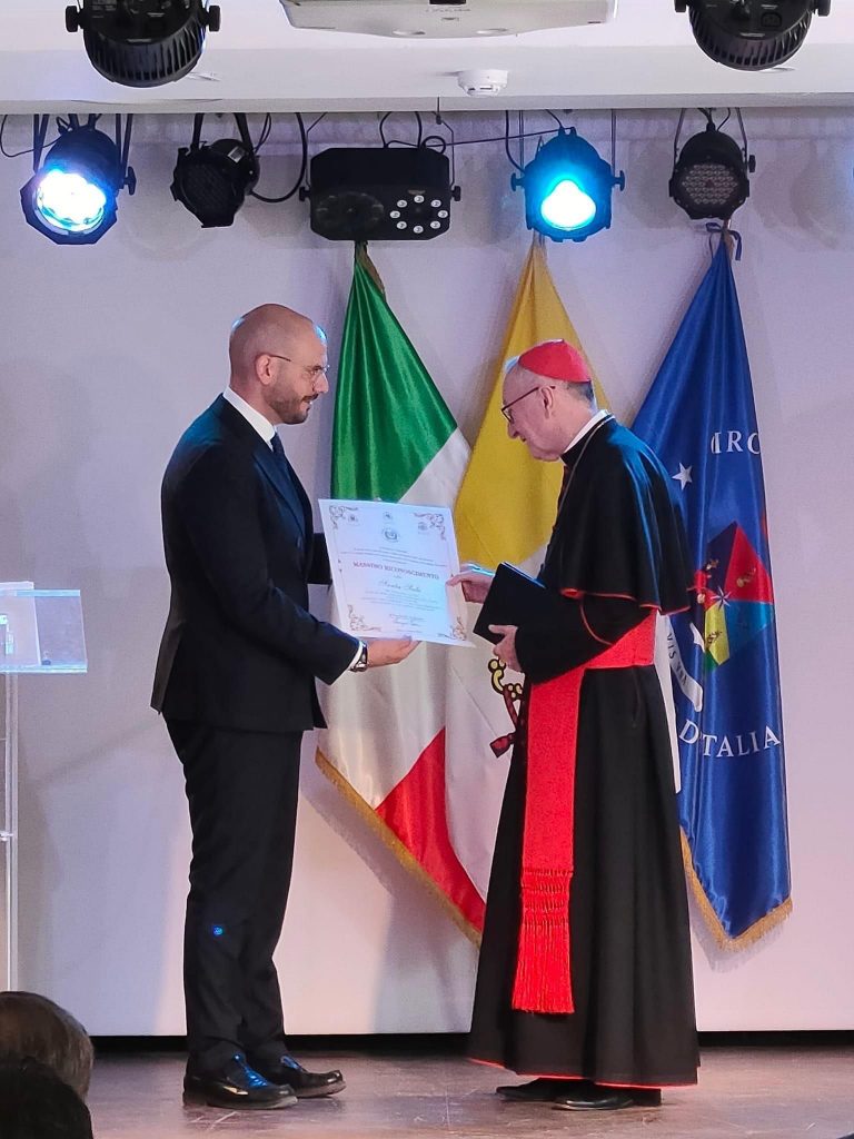 Il presidente Ina Lorenzo Festicini con il Cardinale Bagnasco durante la consegna del premio