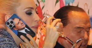 Marta Fascina cover telefono Berlusconi