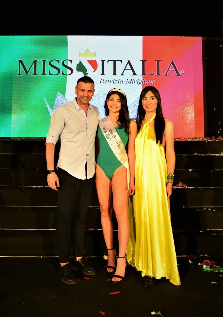 Martina Guida, Miss Egea 2022, con Carmelo Ambrogio e Linda Suriano